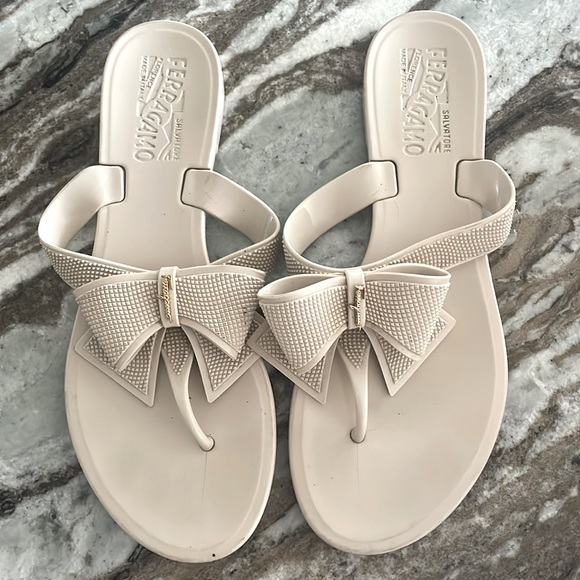 Light beige Ferragamo flip flops. - Picture 1 of 1